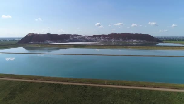 盐桩, 矿产开采, 鸟瞰工业采石场附近湖, 传送带视图从高度. — 图库视频影像