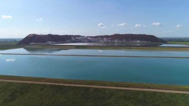 Tuz yığınları, madencilik, mineraller hava görünümünü sanayi lake, konveyör görünüm yükseklikten yakınındaki taş ocakları. — Stok video