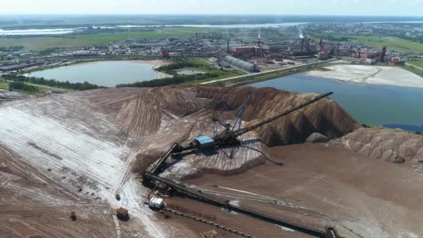 Salt pålar, mineraler, gruvdrift, Flygfoto industriella stenbrott nära lake, transportband utsikt från höjden. — Stockvideo