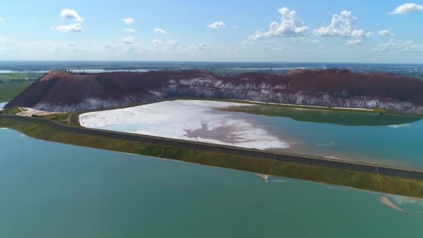 Zout stapels, mineralen, mijnbouw, luchtfoto industriële groeven in de buurt van lake, transportband uitzicht vanaf hoogte. — Stockvideo