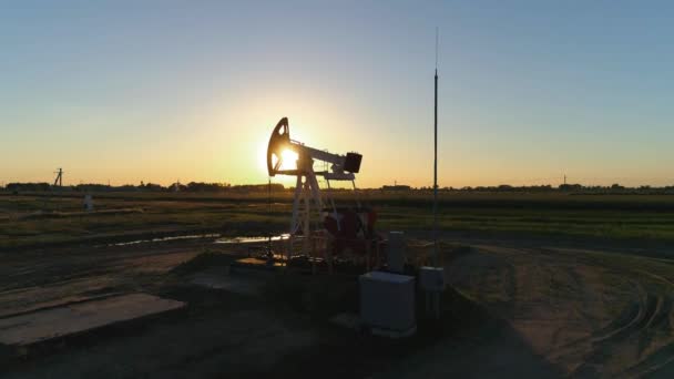Fuel production, oil pump, pumping oil in field, view from height, sunset light. — Stock Video
