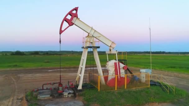 Produkce, olejové čerpadlo, čerpání ropy v oblasti paliva, pohled z výšky, slunce světlo. — Stock video