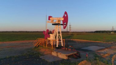Üretim, alanında petrol pompa yağ pompası, yakıt, yükseklikten, günbatımı ışığı görüntülemek.