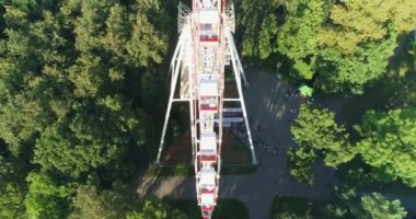 Eğlence Parkı, şehir merkezinde, uçağın shot, dönme dolap görüntülemek yükseklikten.