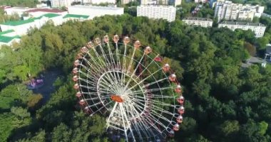 Eğlence Parkı, şehir merkezinde, uçağın shot, dönme dolap görüntülemek yükseklikten.