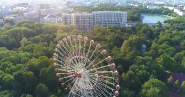 Eğlence Parkı, şehir merkezinde, uçağın shot, dönme dolap görüntülemek yükseklikten.