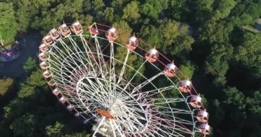 Eğlence Parkı, şehir merkezinde, uçağın shot, dönme dolap görüntülemek yükseklikten.