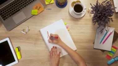 Bir parça kağıda bir ifade - eve iş, birinci şahıs bakış el iş masada oturan kız yazar.