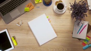 Bir parça kağıda bir ifade - Almanca öğrenmek, birinci şahıs bakış el iş masada oturan kız yazar.