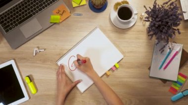 Kız bir birinci şahıs bakış el iş masada oturan ifade - 