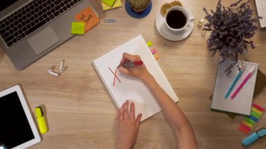 Bir parça kağıda bir ifade - Home Ofis, birinci şahıs bakış el iş masada oturan kız yazar.