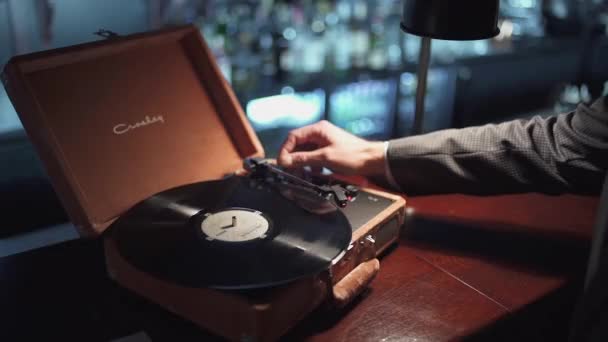 Vitryssland, Minsk - 4 September 2017: Bardisk i puben, man sätter rekordet på vinyl spelare och sätter på musiken. — Stockvideo
