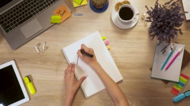 Kız bir parça kağıda bir ifade - iş masadan, birinci şahıs bakış el Çince öğrenme, yazar.