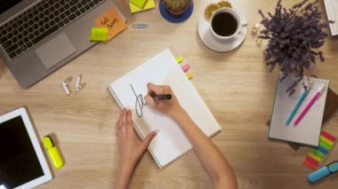 Bir parça kağıt bir ifade - iş masadan, birinci şahıs bakış eller öğrenme Japon kız yazar.