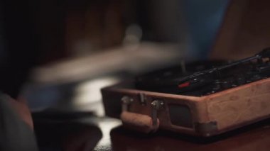 Sayaç pub, Bar adam kayıt vinil çaların ayarlar ve müzik döner.