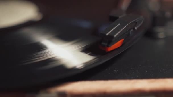 Tresen in der Kneipe spinnt Vinyl-Schallplatte im Vintage player. — Stockvideo