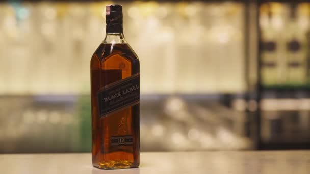 Беларусь, Минск - 4 сентября 2017: барная стойка в пабе, бутылка виски Johnnie Walker Black Label. — стоковое видео