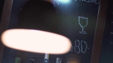 Belarus, Minsk - 4 Eylül 2017: Bar counter barda, Johnnie Walker Black Label viski şişesi.