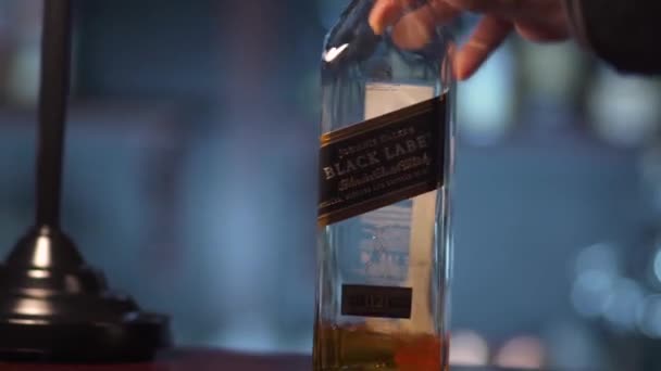 Vitryssland, Minsk - 4 September 2017: bardisk i puben, flaska whisky Johnnie Walker Black Label. — Stockvideo