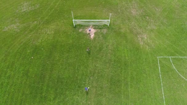 Jungen spielen Fußball auf Gebiet der Berufsbildung, Tore, Blick aus der Höhe. — Stockvideo