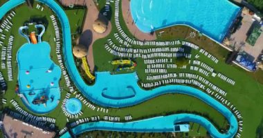 Su Parkı, havuzları ve su cazibe ile hava manzaralı yazlık.