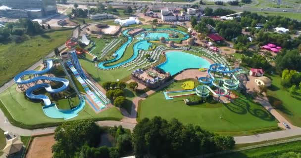 Parco acquatico, estate paesaggio vista dall'aria per piscine e attrazioni acquatiche. — Video Stock