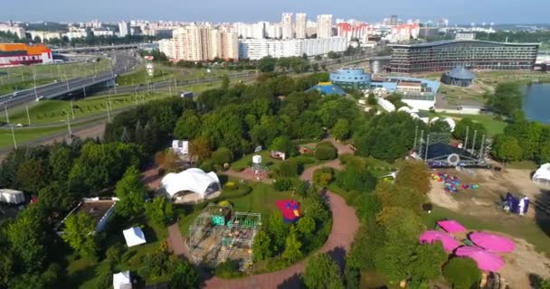 Parco acquatico, estate paesaggio vista dall'aria per piscine e attrazioni acquatiche. — Video Stock