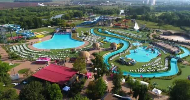 Parco acquatico, estate paesaggio vista dall'aria per piscine e attrazioni acquatiche. — Video Stock