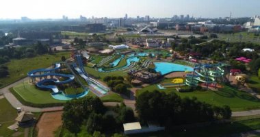 Su Parkı, havuzları ve su cazibe ile hava manzaralı yazlık.