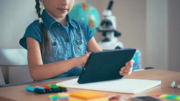 Iskolás használ képernyő tabletta, iskolai oktatás. — Stock videók