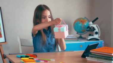 Kız öğrenci bir hediye ile mutlu duygular kutusu.
