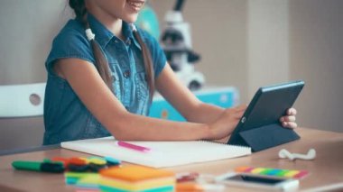 Kız öğrenci bir perde tablet, okul eğitim kullanır.