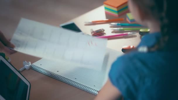 Colegiala en clase, tiene una mala calificación en prueba de trabajo, triste emoción. — Vídeos de Stock