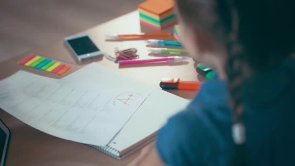 Écolière en salle de classe, a obtenu une bonne note - « A » sur le travail de test, émotions positives. — Video