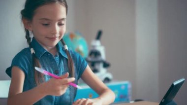 Laboratuvar çalışmaları yapıyor ve ekran tablet kullanarak kız öğrenci.