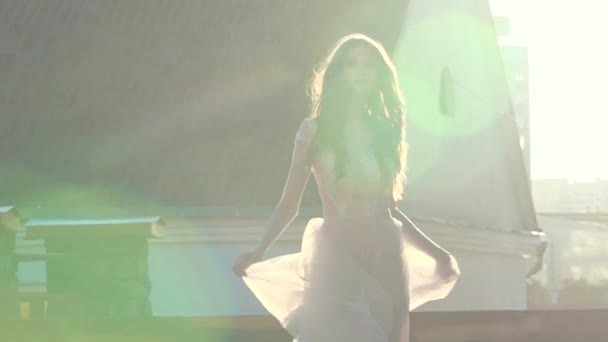 Retrato de una hermosa niña de vestido blanco, la luz del sol, cámara lenta. — Vídeos de Stock