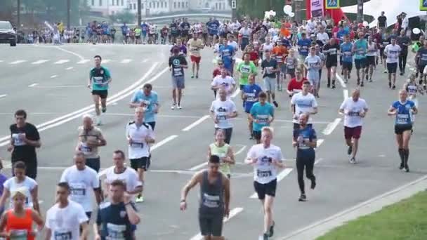 Fehéroroszország, Minsk - 2018. szeptember 9.: Maraton, a tömeg az emberek, futás Kilátás sport tevékenység. — Stock videók