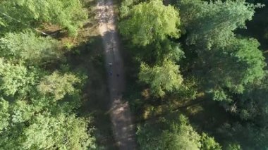 Yaz günü, sprinters ishal maraton, ormana bir yükseklikten görüntülemek.