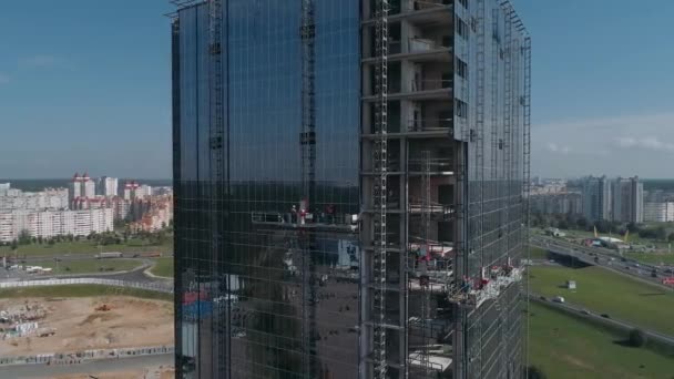 Construcción, vista aérea de la construcción de rascacielos de cristal, centro de negocios vista desde altura, reflexiones en el vidrio. — Vídeos de Stock