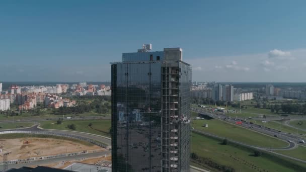 Construcción, vista aérea de la construcción de rascacielos de cristal, centro de negocios vista desde altura, reflexiones en el vidrio. — Vídeo de stock