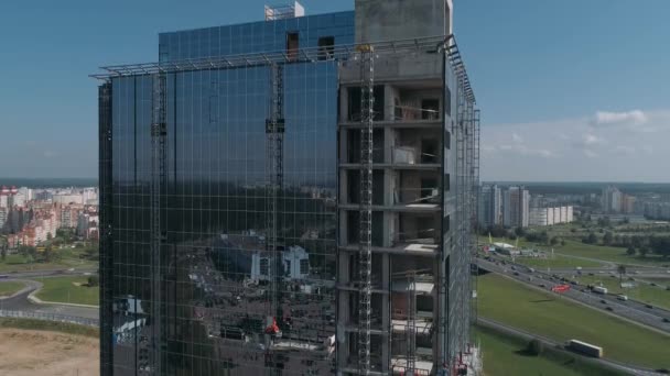 Costruzione, veduta aerea di costruzione grattacielo di vetro, business center vista da altezza, riflessi nel vetro. — Video Stock