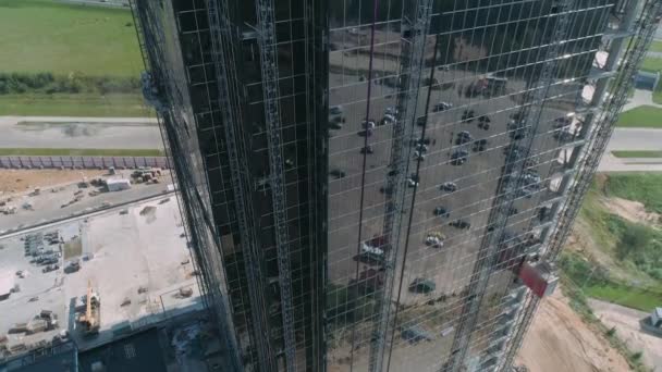Bouw, luchtfoto van het bouwen van glazen wolkenkrabber, business center weergave van hoogte, reflecties in glazen, slow-motion. — Stockvideo