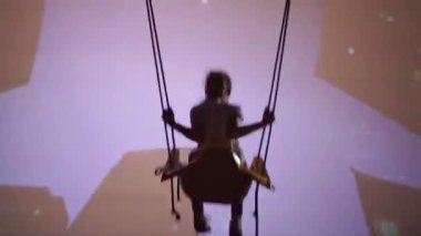 Belarus, Minsk - 12 Temmuz 2018: Kız ek sanal gerçeklik bir etkileşimli salıncakta sallanır.