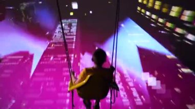 Belarus, Minsk - 12 Temmuz 2018: Çocuk ek sanal gerçeklik bir etkileşimli salıncakta sallanır.