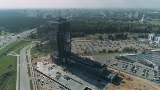 Białoruś, Mińsk - 11 września 2018: Budowlane, widok z lotu ptaka budowy innowacyjną, widok centrum biznesowe z wysokości, refleksje w szkle. — Wideo stockowe