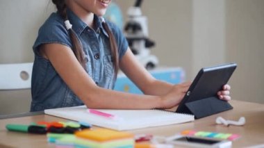 Kız öğrenci bir perde tablet, okul eğitim kullanır.