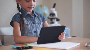 Kız öğrenci bir perde tablet, okul eğitim kullanır.