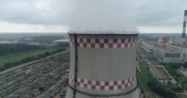Thermische elektriciteitscentrale, weergave van hoogte te pijpen, stoom en rook van leidingen, ogeneration plant luchtfoto. — Stockvideo