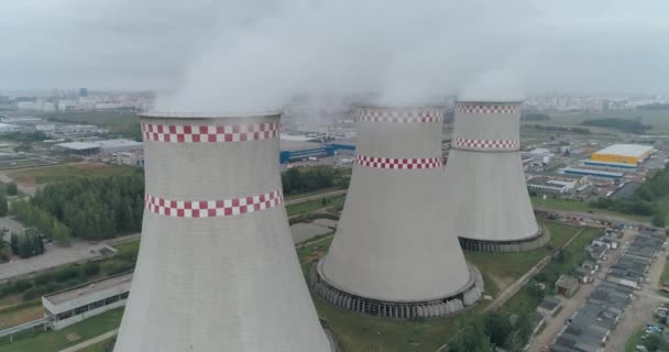 Central térmica, vista desde altura para tuberías, el vapor y el humo de las pipas, vista aérea de la planta de ogeneration. — Vídeo de stock