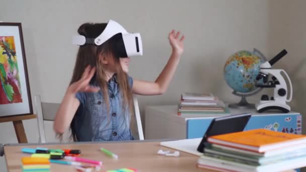Школьница играет в игру в очки виртуальной реальности, положительные эмоции, футуристический белые очки. — стоковое видео